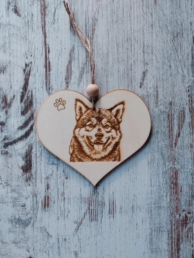 SRDÍČKO dřevěné 12x14cm - Shiba Inu