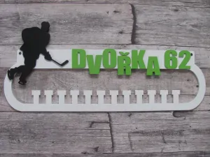 Dřevěný malovaný věšák na medaile
