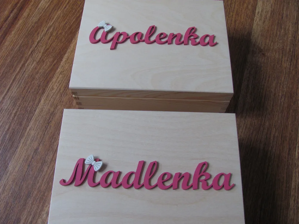 KRABIČKA dřevěná se jménem 22x17x8cm