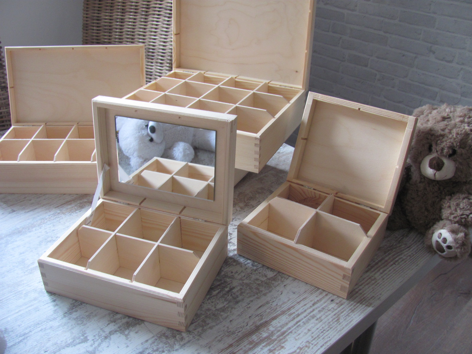 DŘEVĚNÁ KRABIČKA S 2 PŘIHRÁDKAMI