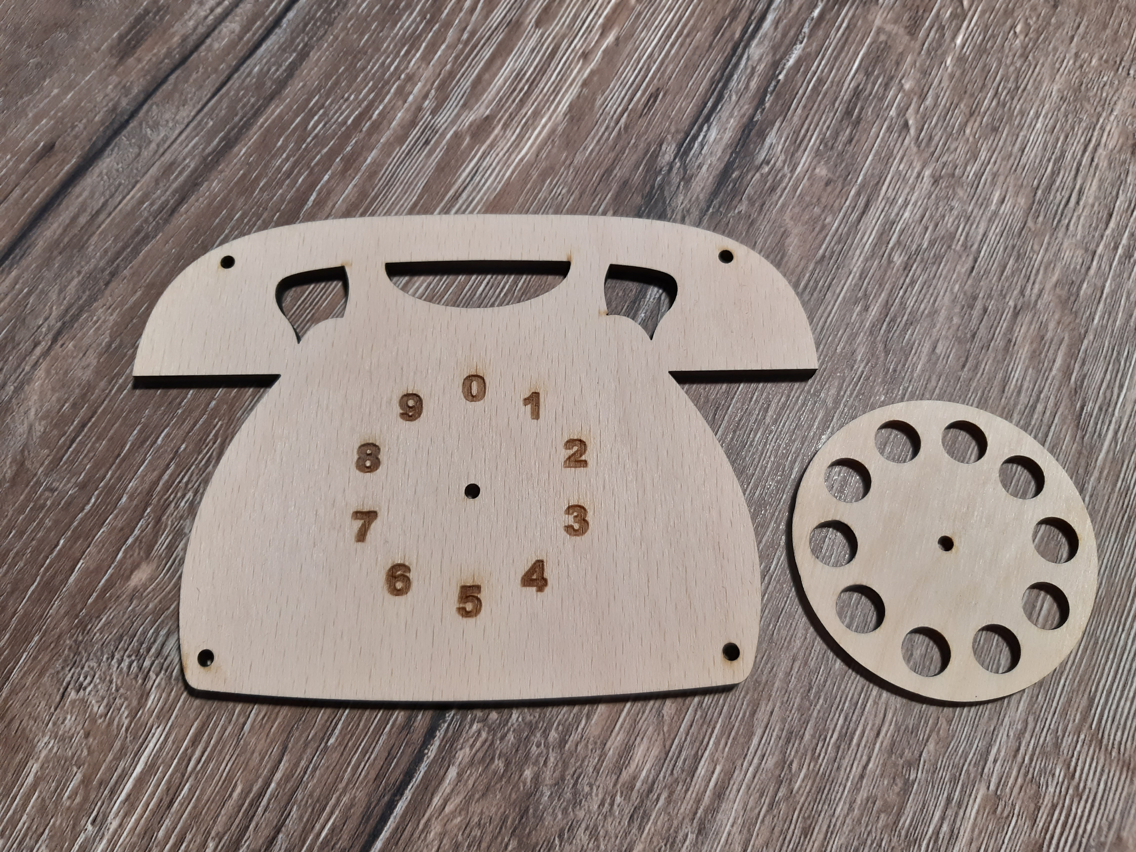 Dřevěný telefon 15 × 11 cm