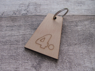 Dřevěná klíčenka 6x4,5 cm 