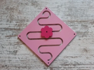 DESKA malovaná hrací 15x15cm s 1 dekorací