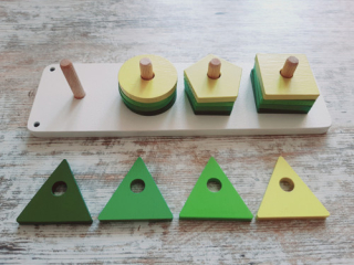 SKLÁDAČKA malovaná ZELENÁ - geometrické tvary