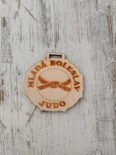 Vyřezávaná medaile 8cm VZOR