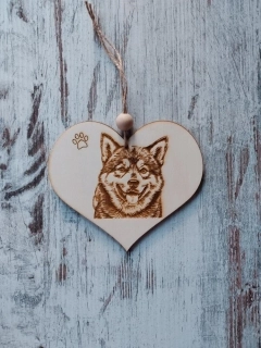 SRDÍČKO dřevěné 12x14cm - Shiba Inu