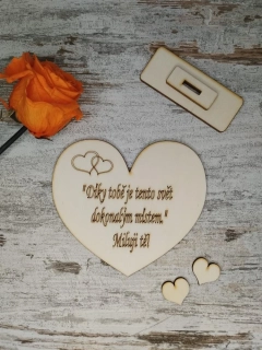 Dřevěné srdce k Valentýnu se stojánkem