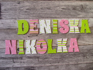 Dřevěná malovaná písmena pro sourozence 8 cm